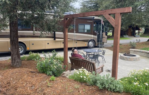 Palace on wheels! -2005 Revolution LE 40 ft