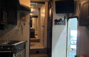 2010 Eclipse Attitude F33AKSG RV rental photo 5