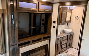 Deluxe 5th Wheel Luxury. Comfort.  Freedom.