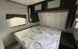 Razor Crest w/Bunk House