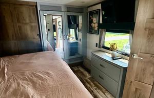 Upscale Getaway On Wheels  (DELIVERY ONLY)