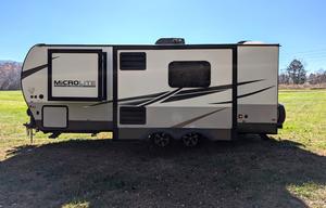 Flagstaff Micro Lite | Modern and cozy w/ 2 slides