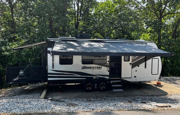 Travel Trailer / Toy Hauler / Sleeps 6 / Rear Deck