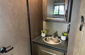 2019 Thor Motor Coach. Impeccable inside and out!
