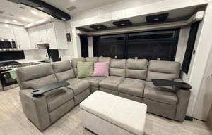 Pet Friendly 2026 Jayco Pinnacle *Delivery Only*