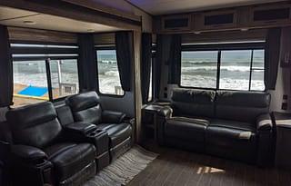 Arctic Wolf 291RL 5th wheel