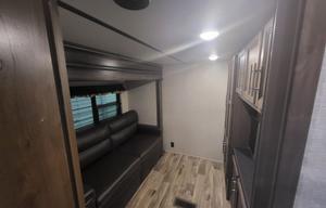 2020 couger  39 ft, like new
