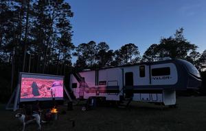 A8 Sunstar comfy/ Sleeps 7- StarLink & King Suite