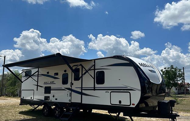 32 ft Travel Trailer King size bed! Sleeps 8-10