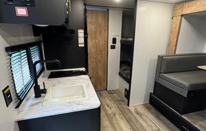 Light & Cozy Camper - Adventure Awaits!