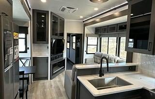 Luxury 2025 Alliance Valor 44V14 w/ 14' Garage