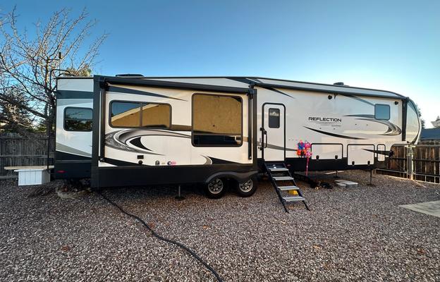 Brand New Glamping 5th Wheel- No Towing Necessary