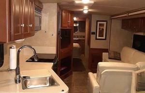 Winnebago Vista 35F (2 toilets / 1.5 bath)