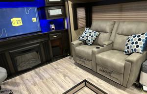 2016 Momentum 376TH RV rental photo 6