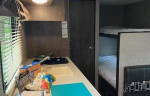 NO LIMITS! Easy tow! Sleeps 5! BUNKS!
