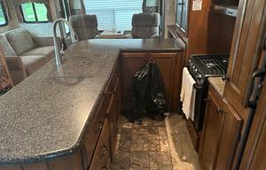 Open and Spacious 5th Wheel