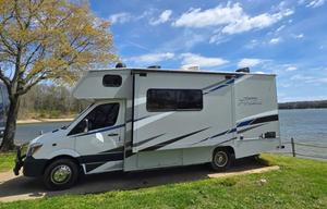 The Easy Escape | Sleeps 5 | BNA Pickup Available