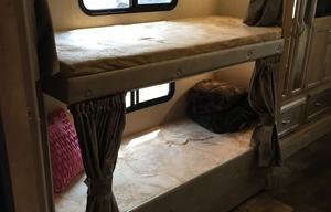 32ft class C with Bunk beds and LEVELING JACKS!!