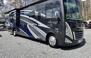 Luxury 2023 Thor Sleeps 8+
