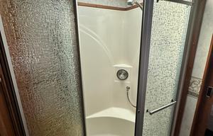 Palace on wheels! -2005 Revolution LE 40 ft
