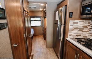 2021 Thor Omni 5 Star Luxury RV 4x4 Diesel