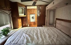Palace on wheels! -2005 Revolution LE 40 ft