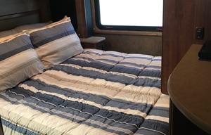 2014 Fleetwood RV Jamboree Sport 31M- LOW Miles