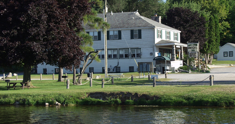 Lodge rooms near the lake