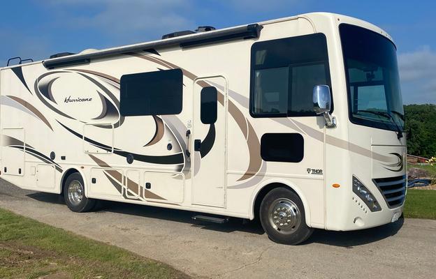 30 Ft Class A Motor Coach - Pets Allowed