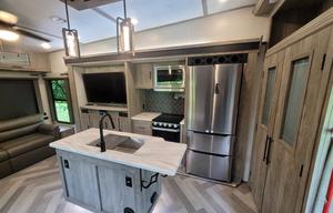 Full Sized Fifth Wheel for Full Time Fun