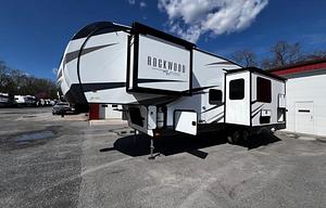Modern Fifth Wheel – Your Home on the Road