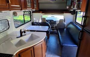 2014 Coachmen class c RV Leprechaun 290QB Ford 450