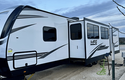 MPG Bunkhouse with 2 Bedrooms & Outdoor Kitchen