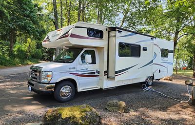 Coachmen, Sleeps 8, Queen Bed in Primary!