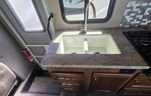 HONEST RVS - Well-Balanced Class C