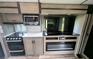 Outback | Large & Luxurious w/ Bunkhouse Sleeps 10