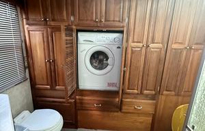Palace on wheels! -2005 Revolution LE 40 ft
