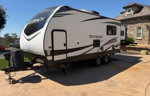 Spacious Clean 23' Outback Trailer w/slideout Bed