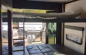 HONEST RVS – TOY Momentum Sleeps 6 fits SxS