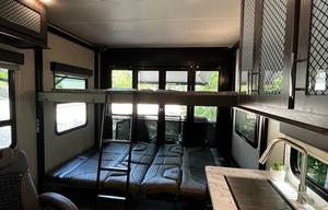 Travel Trailer / Toy Hauler / Sleeps 6 / Rear Deck