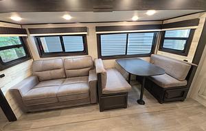 2022 Jay Feather 27BHB RV rental photo 8