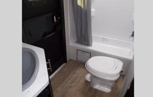 32 ft SMART HOME CAMPER WiTH HOT TUB & MESAGE CHAiR