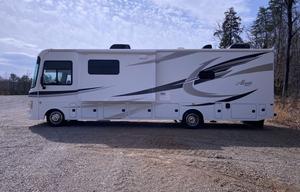 2018 Jayco Motorhome sleeps 10!