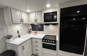 Trailside Escape JANY 2308