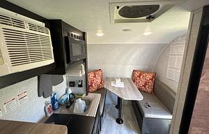 2022 Free Solo | Cozy Lightweight Sleeps 4