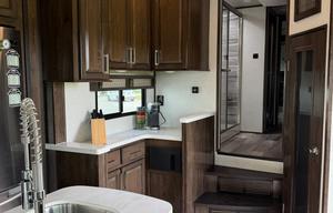 Deluxe 5th Wheel Luxury. Comfort.  Freedom.