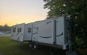 2010 Arctic Fox 29V RV rental photo 3