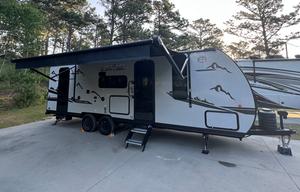 Bunkhouse RV Rental | Sleeps 8 | Outdoor Kitchen
