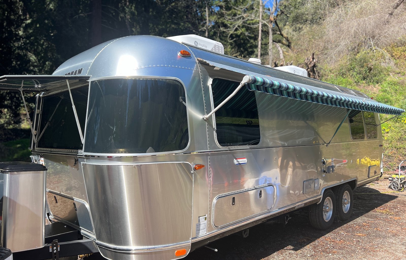 27 foot international - Power awning, Rear Hatch!