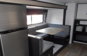 32 ft SMART HOME CAMPER WiTH HOT TUB & MESAGE CHAiR